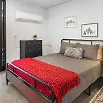 Comfortable Studio With Queen Bed, City Walkable!