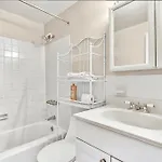 Warm Southern Welcome Cozy Downtown One-Bedroom