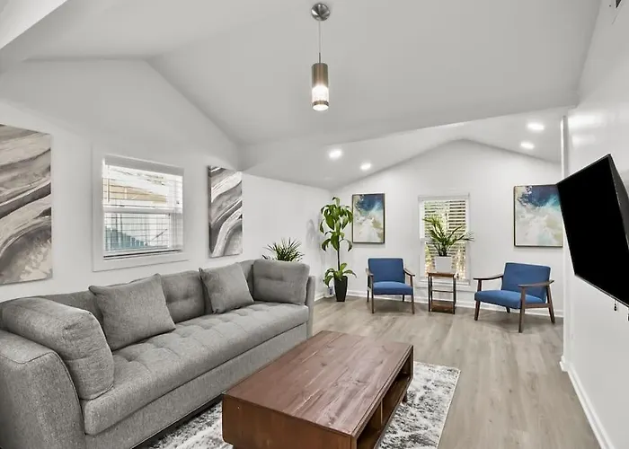 4-Bed 2-Bath Pet Friendly Home In Heart Of Atlanta
