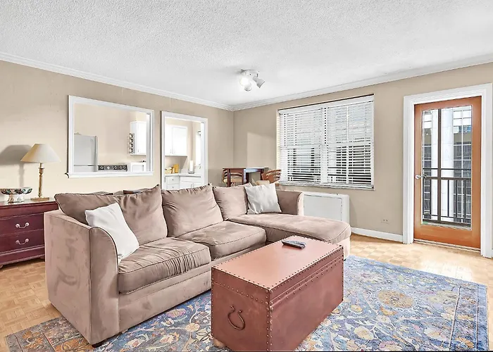 Warm Southern Welcome Cozy Downtown One-Bedroom
