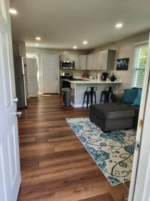 Holiday home Modern 3 Bedroom 2 Bath Home-10 Mins From Airport