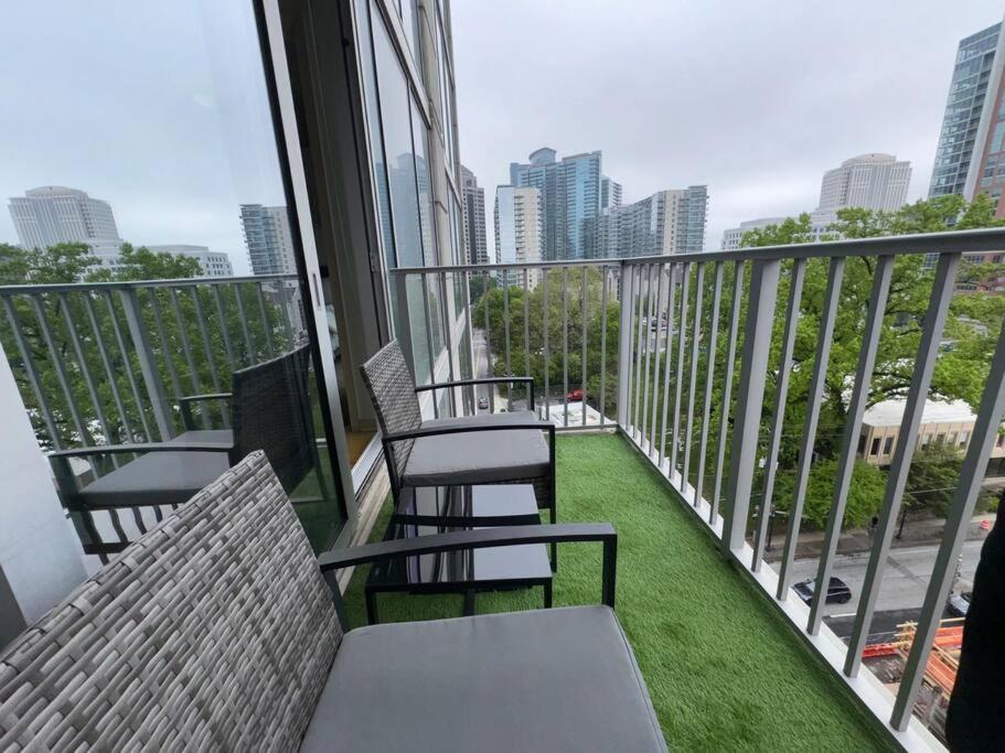 Midtown High-rise With King Bed Free Parking And Balcony With View *