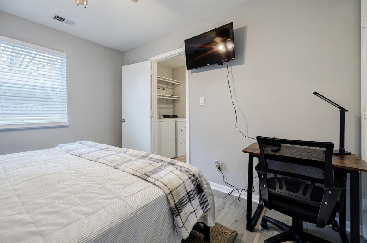 Zoo Free Private Driveway Parking 2b-2b * Atlanta