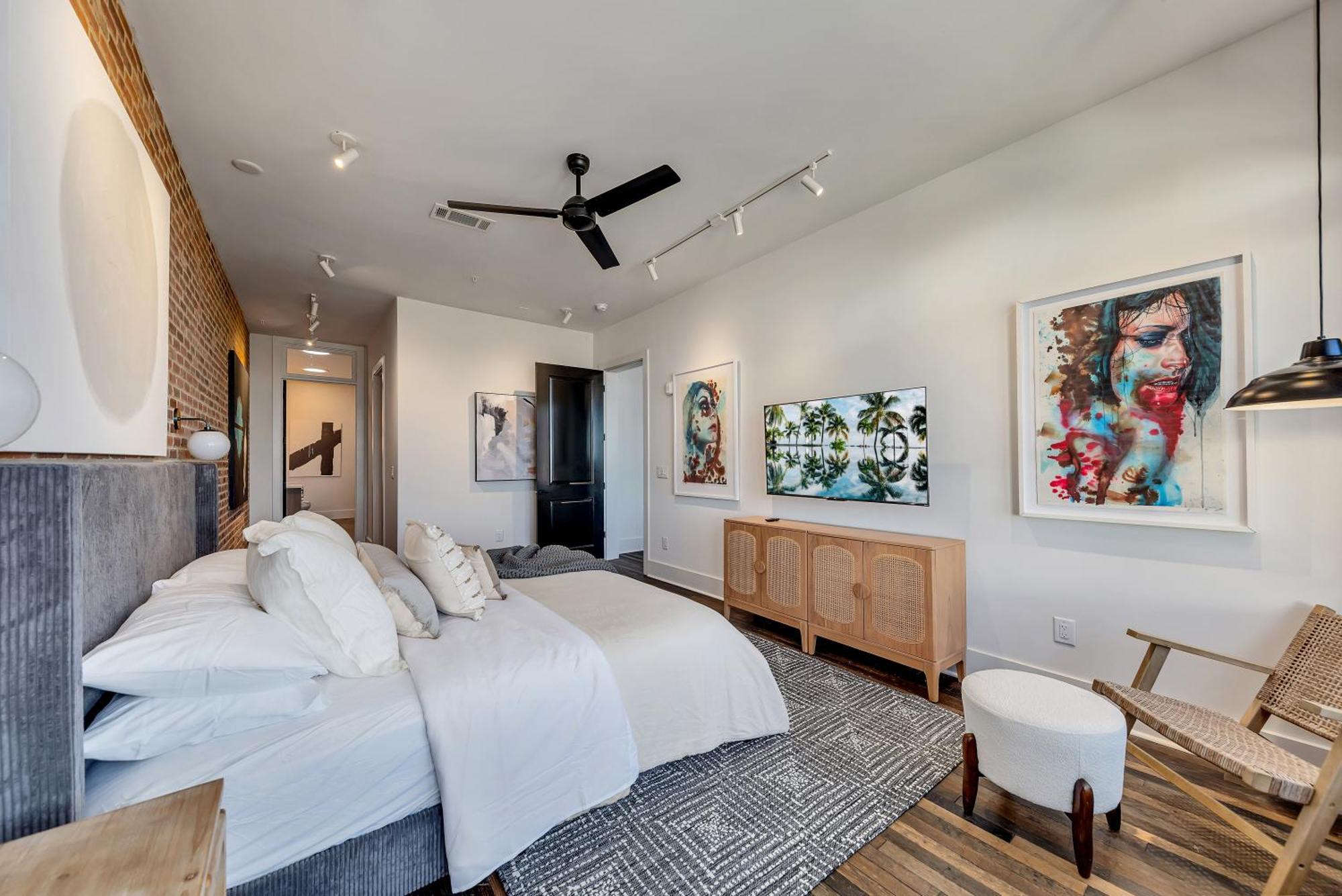 Penthouse Loft W Rooftop, Secure Parking *