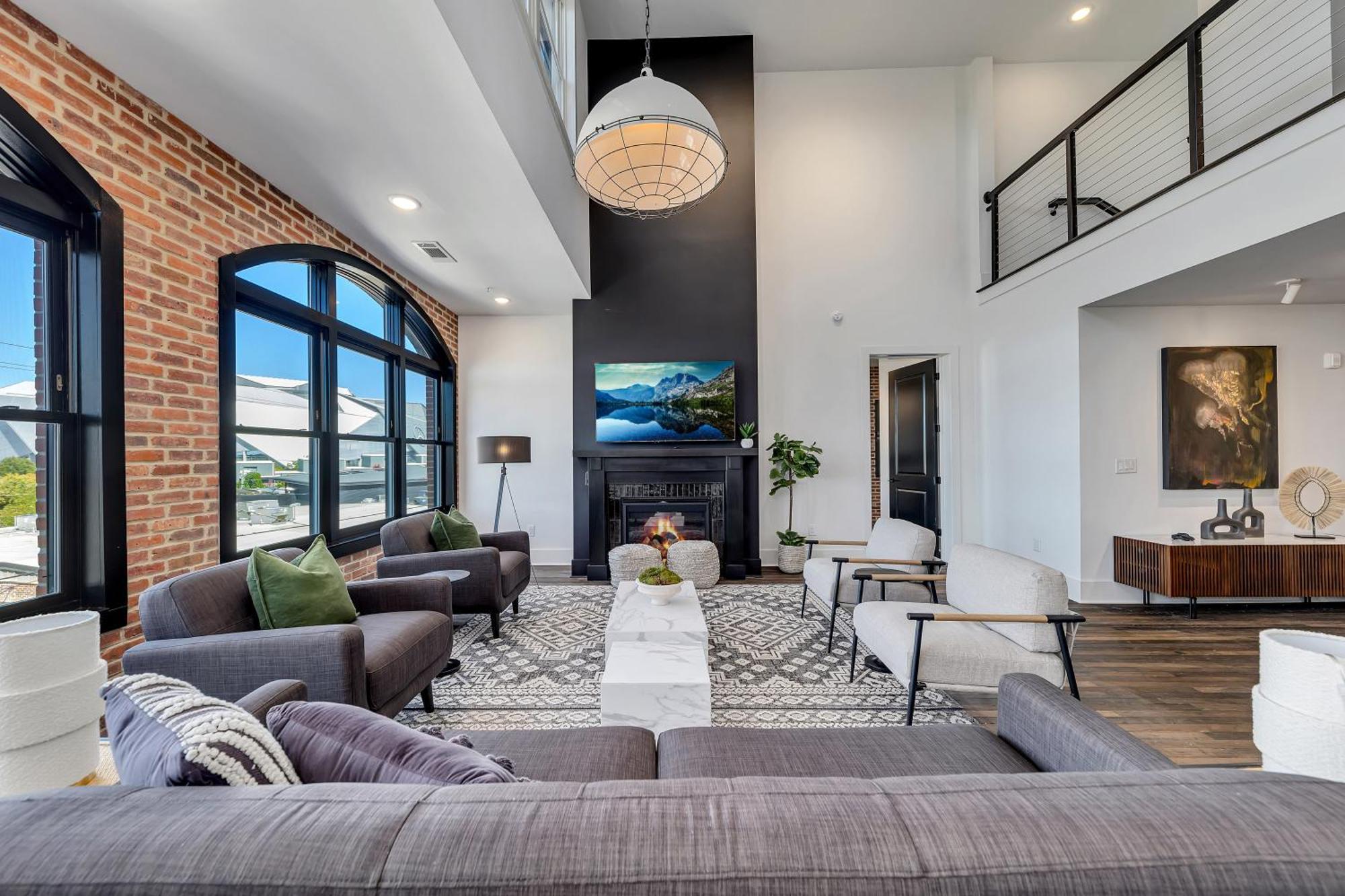 Penthouse Loft W Rooftop, Secure Parking Apartment