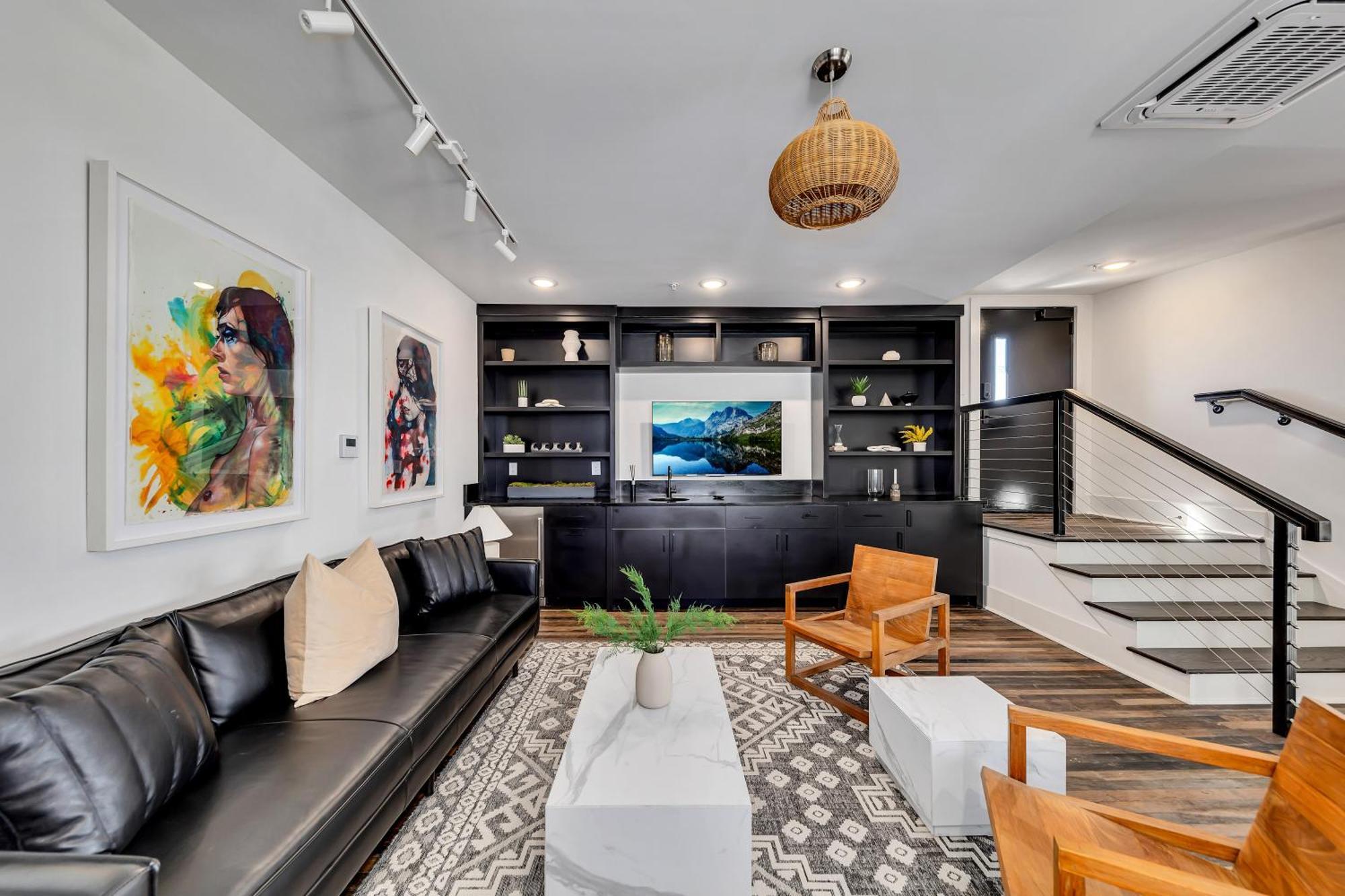 Penthouse Loft W Rooftop, Secure Parking *