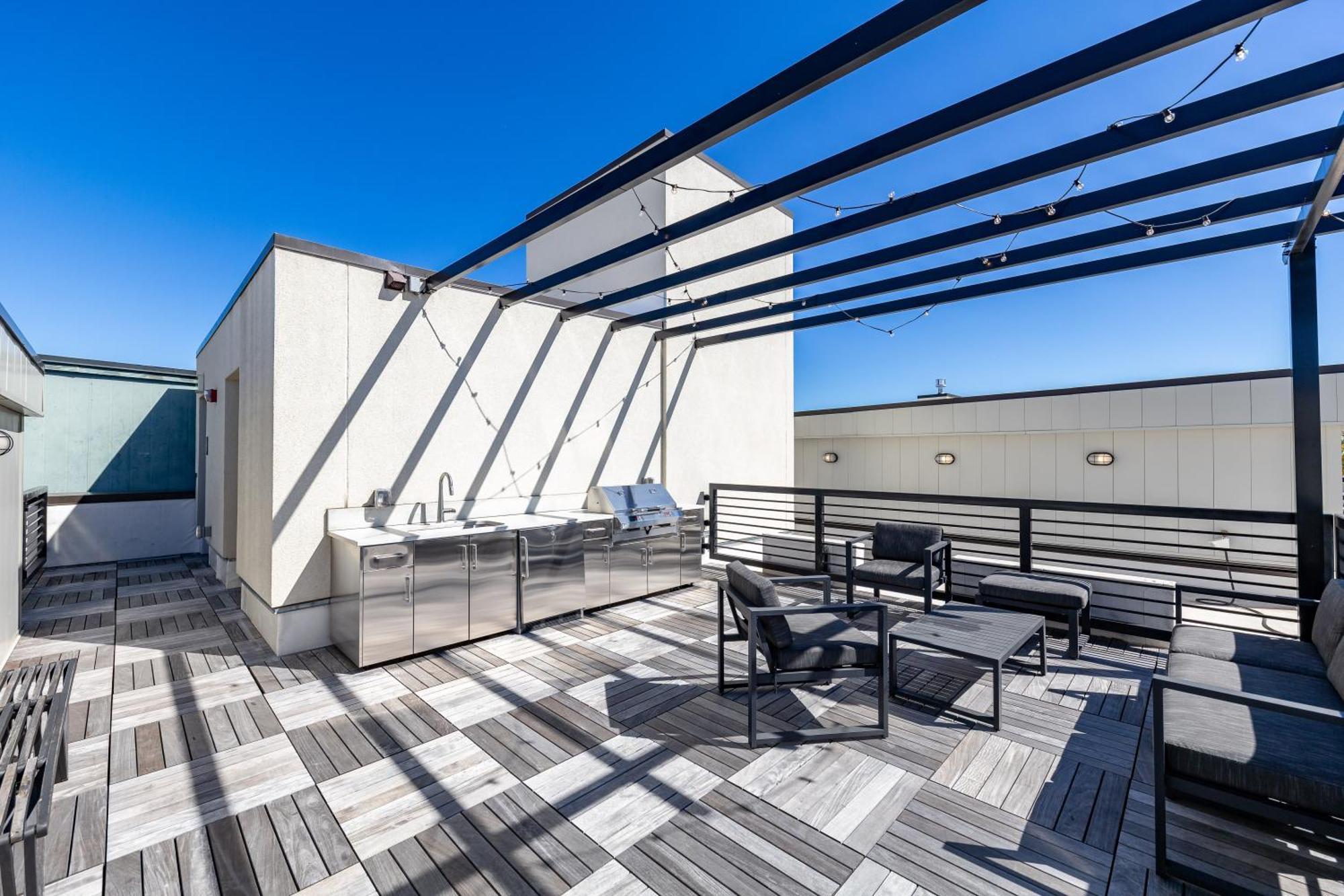 Penthouse Loft W Rooftop, Secure Parking Apartment