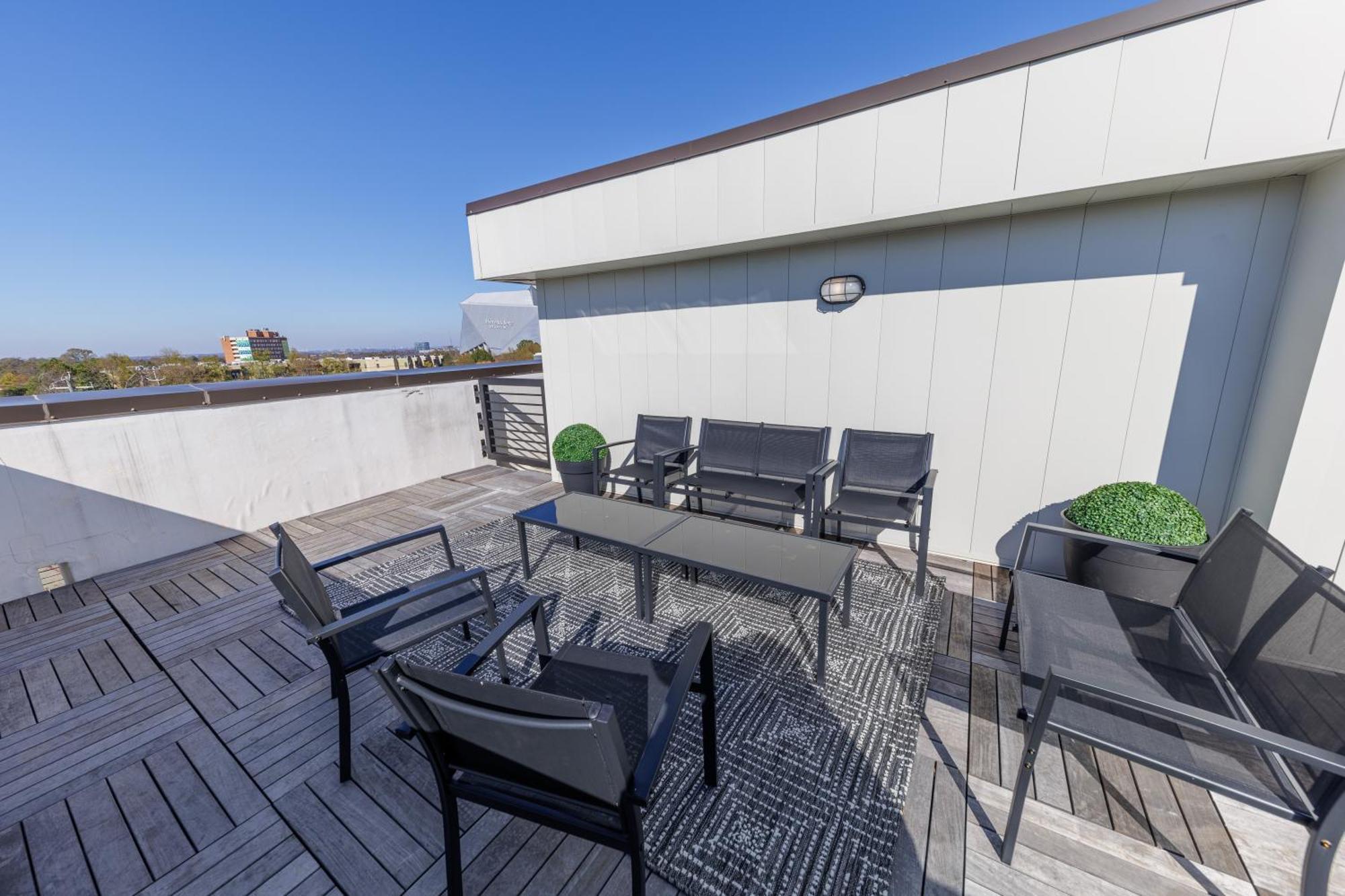 Penthouse Loft W Rooftop, Secure Parking Apartment *