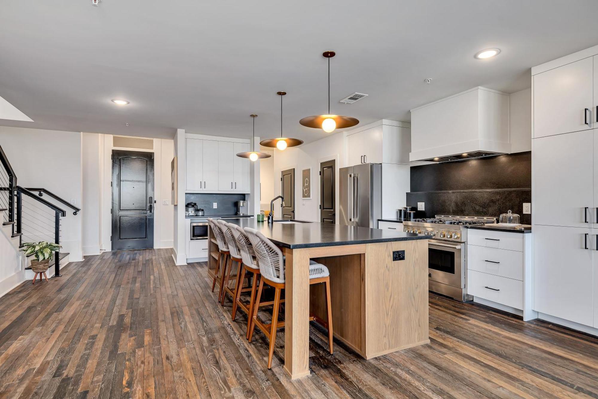 Penthouse Loft W Rooftop, Secure Parking Apartment *