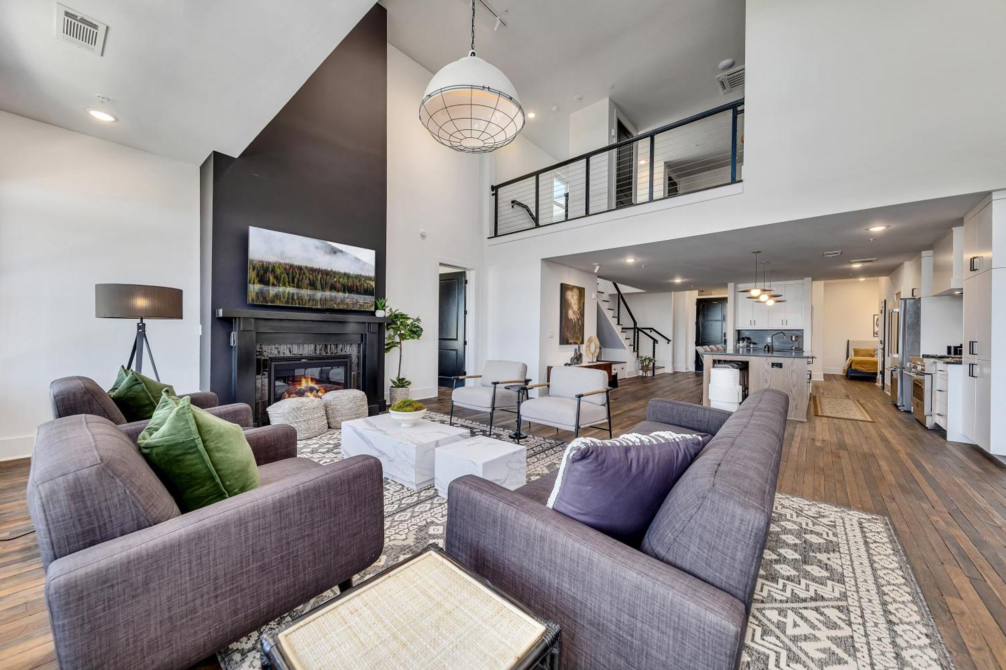 Apartment Penthouse Loft W Rooftop, Secure Parking *