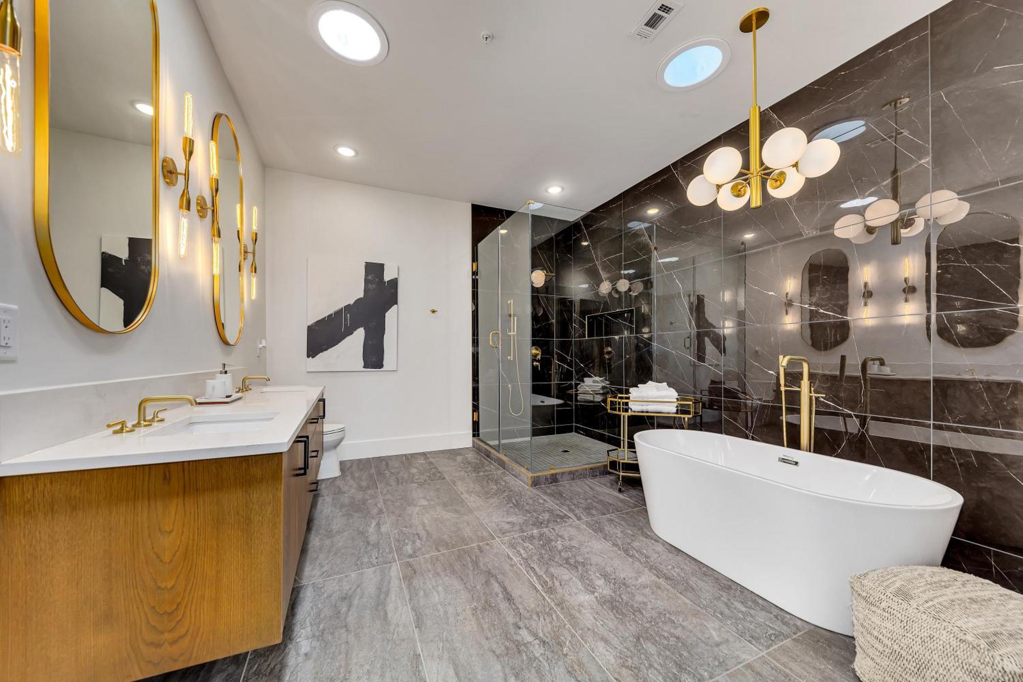 Penthouse Loft W Rooftop, Secure Parking *