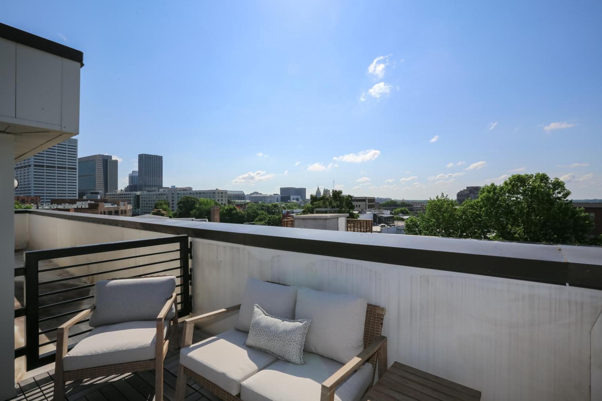 Penthouse Loft W Rooftop, Secure Parking Apartment