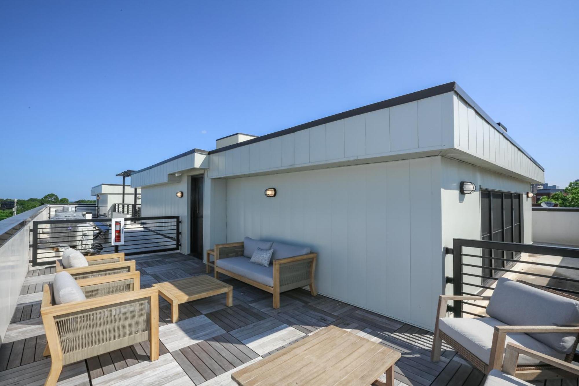 Apartment Penthouse Loft W Rooftop, Secure Parking *
