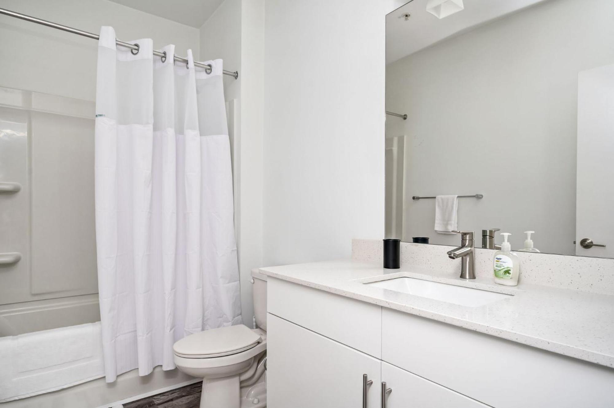 Holiday home Brand New With Balcony Washer Dryer 542blvd