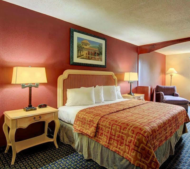 Hotel Red Roof Atlanta - Six Flags